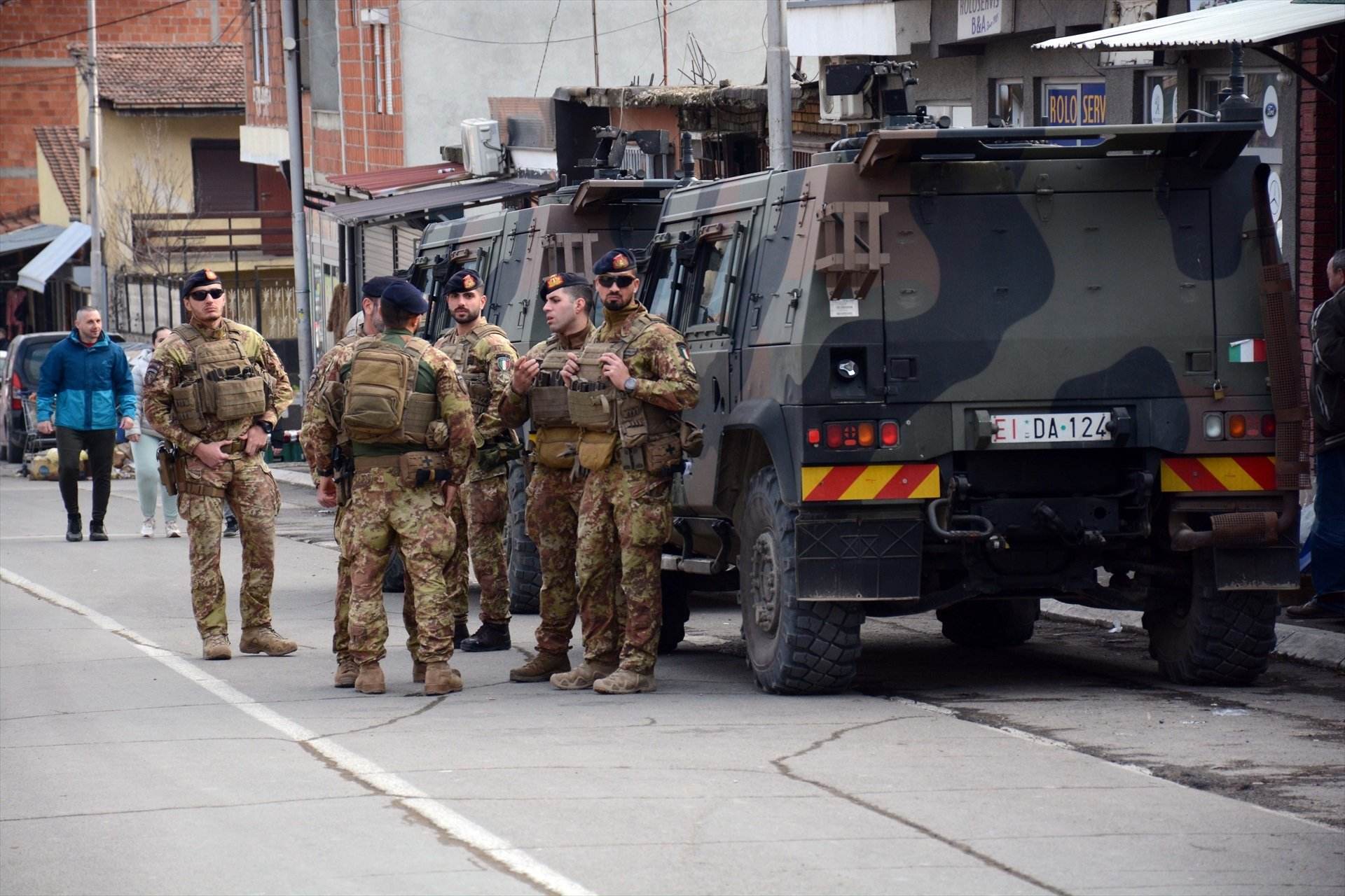 Tensió a Kosovo: l'OTAN autoritza el desplegament de més tropes
