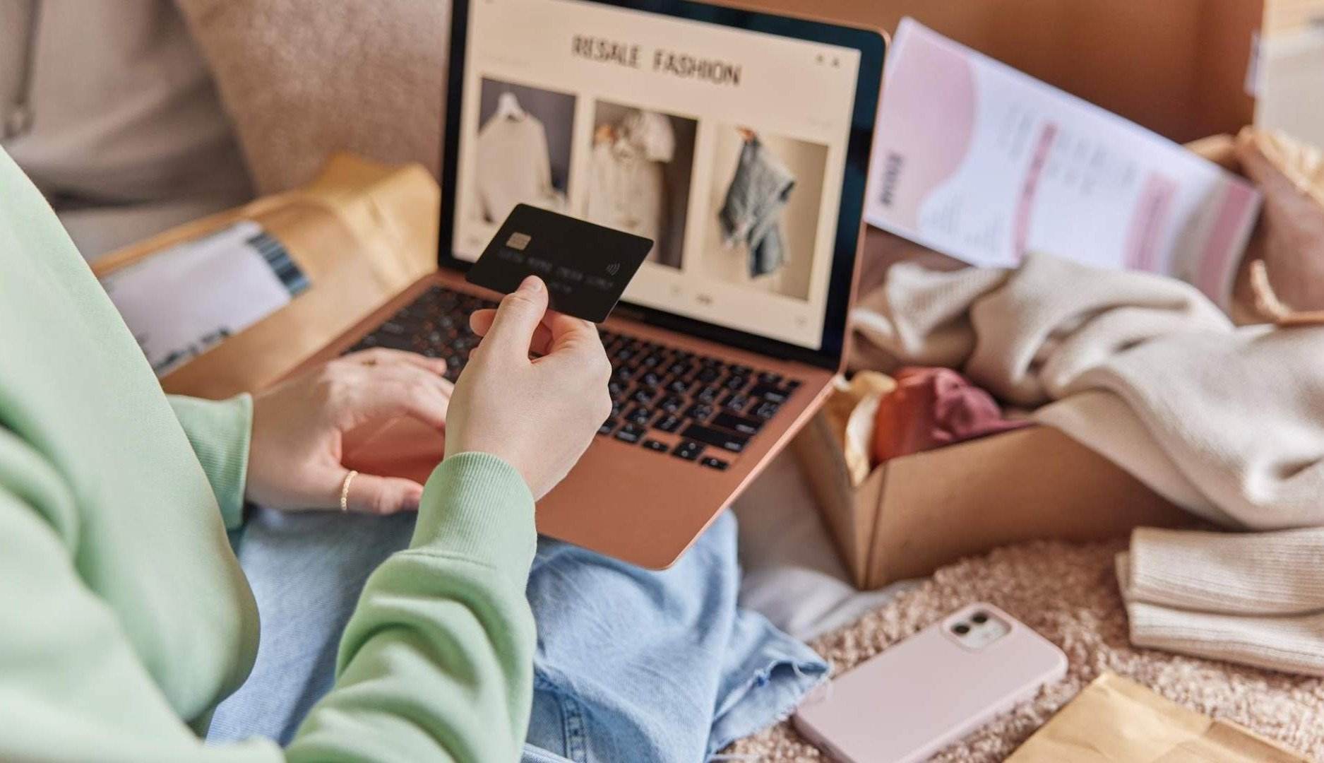 Set de cada deu usuaris d'internet compra roba a la xarxa