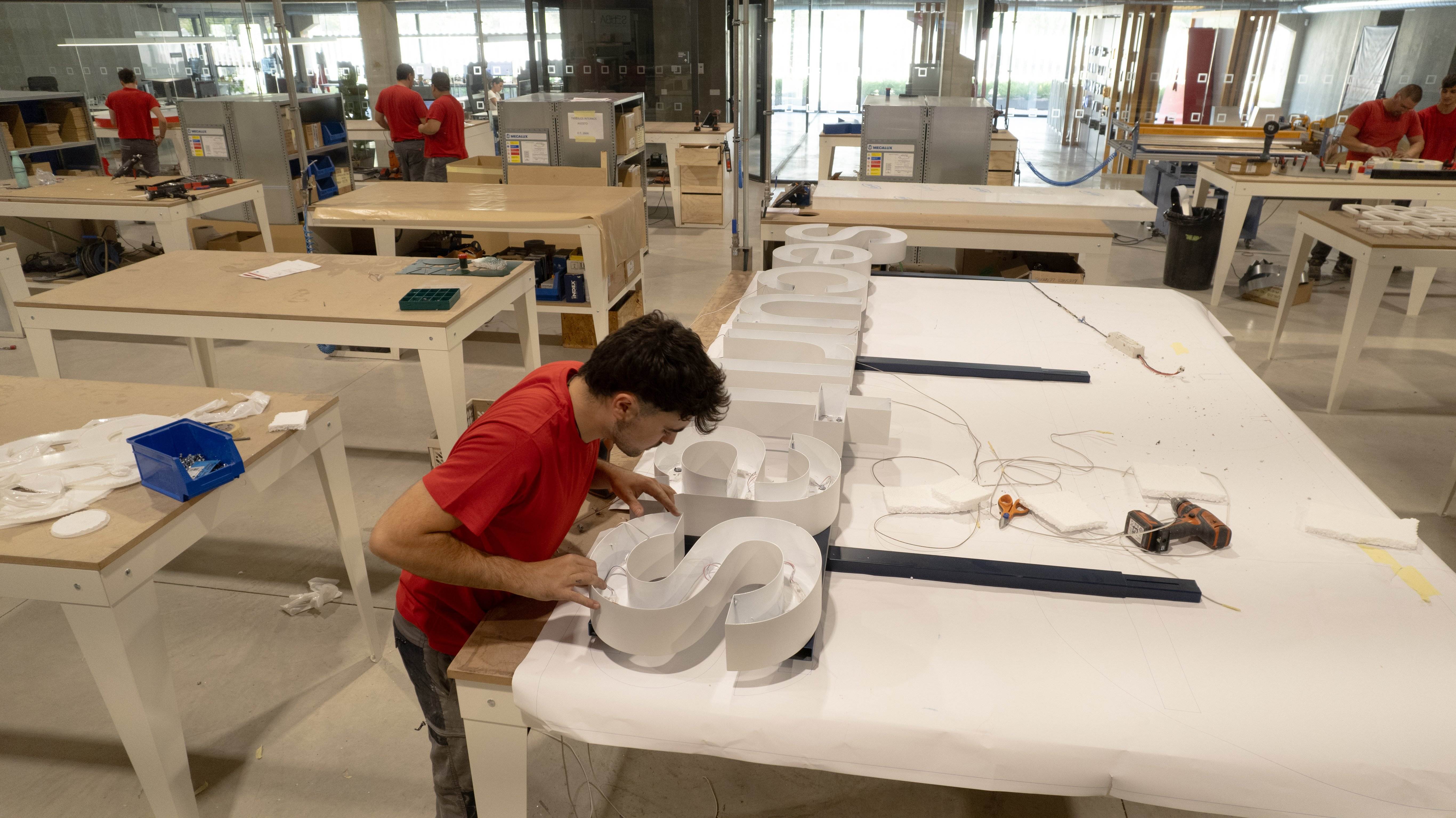 Les lletres que ens saluden a l'entrada de ciutats i pobles (i moltes altres més) es fabriquen a Barbastre