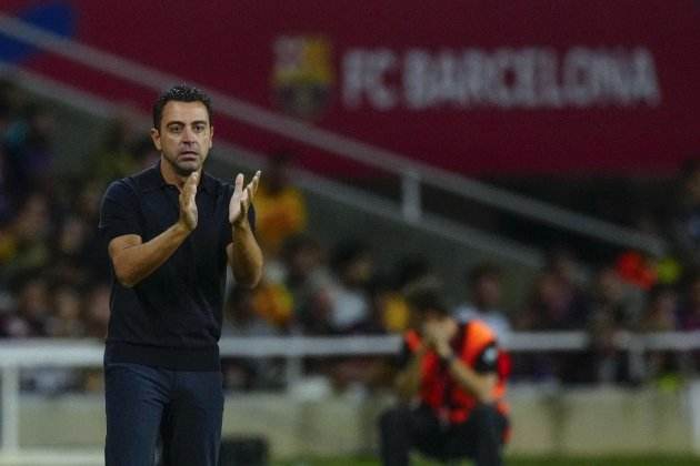 Xavi Hernández aplaudint Barça / Foto: EFE