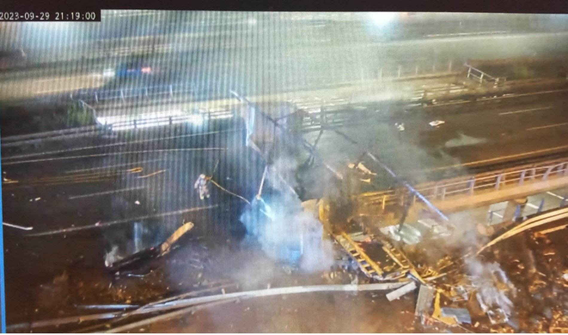 L'incendi d'un camió que crema completament talla l'AP-7 a Sant Cugat