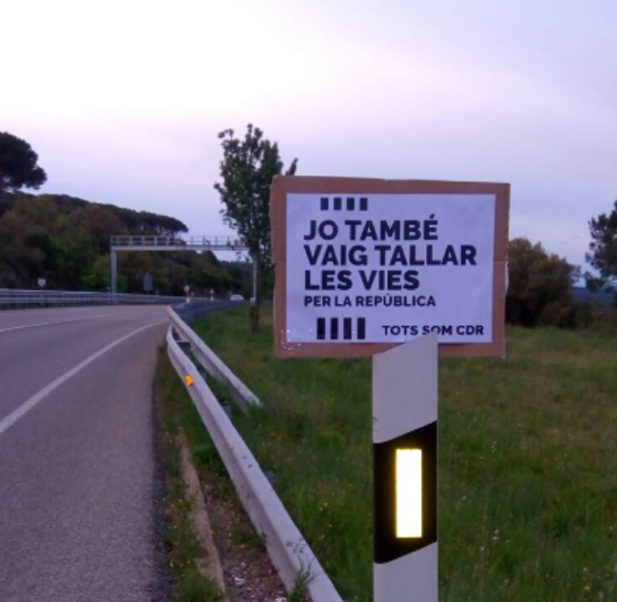 "La carretera de la República": els CDR pengen cartells a l'N-II a Girona