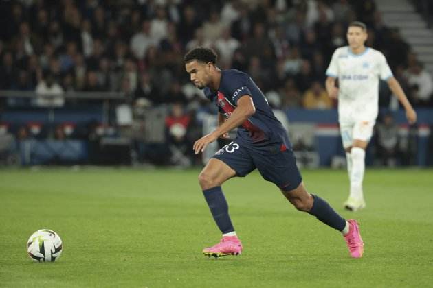 Warren Zaïre-Emery disputando un partido con el PSG / Foto: Europa Press Warren Zaïre-Emery disputando un partido con el PSG / Foto: Europa Press