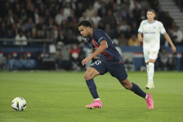 Warren Zaïre-Emery disputando un partido con el PSG / Foto: Europa Press