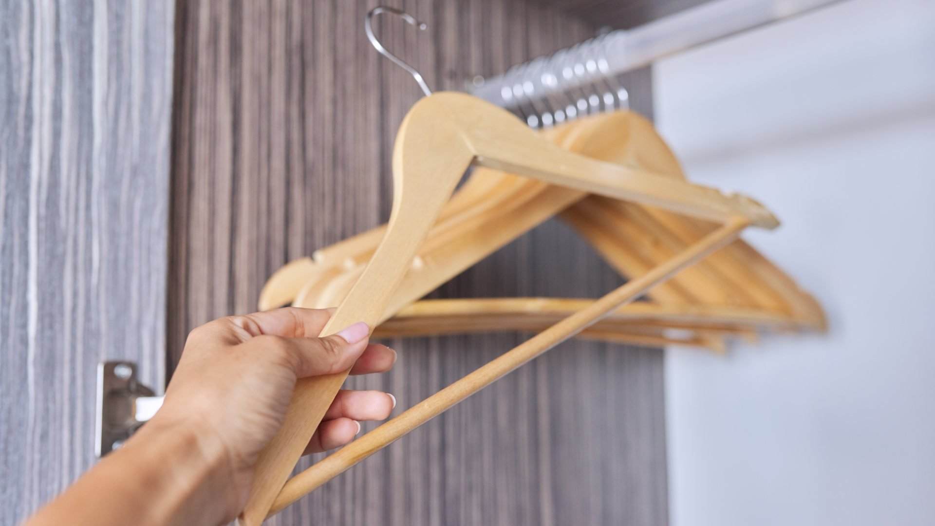 Con este truco para colgar la ropa rápido ordenarás tu armario en cuestión  de segundos