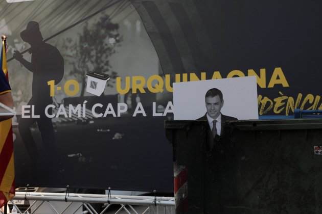 contenidor cremat plaça urquinaona foto pedro sánchez foto eva parey contenidor cremat plaça urquinaona foto pedro sánchez foto eva parey