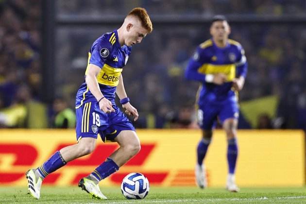 Valentín Barco dando un pase con Boca Juniors / Foto: EFE Valentín Barco dando un pase con Boca Juniors / Foto: EFE
