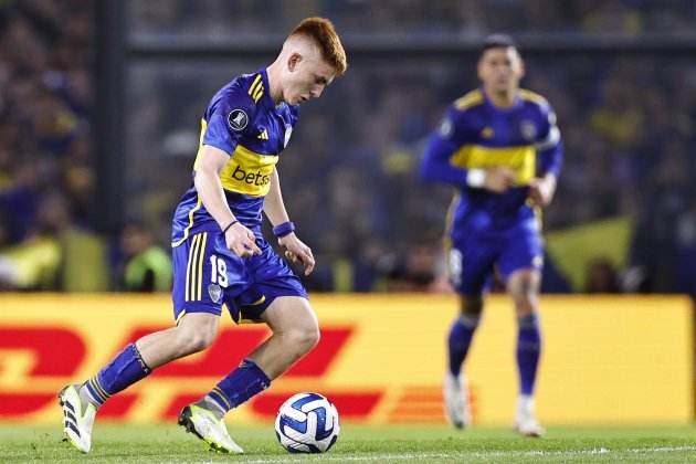 Valentín Barco donant un passi|pas amb Boca Juniors / Foto: EFE