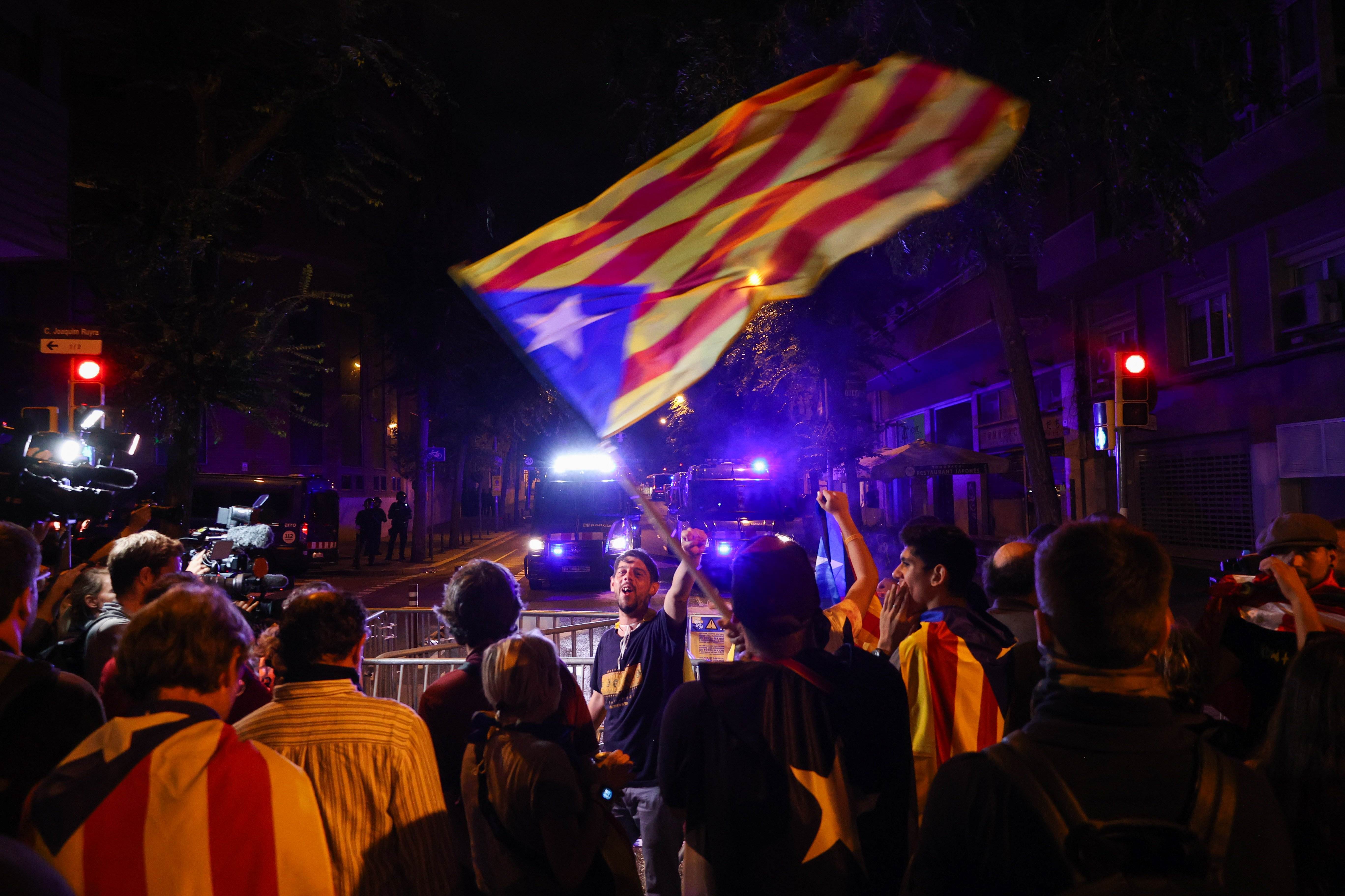 Els Mossos blinden la caserna de la Guàrdia Civil dels manifestants de l'1-O