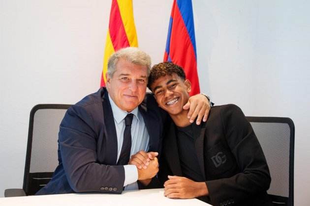 Joan Laporta y Lamine Yamal firmando su renovación con el Barça / Foto: FC Barcelona