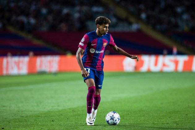 Lamine Yamal, conduciendo el balón durante un partido del Barça / Foto: Europa Press