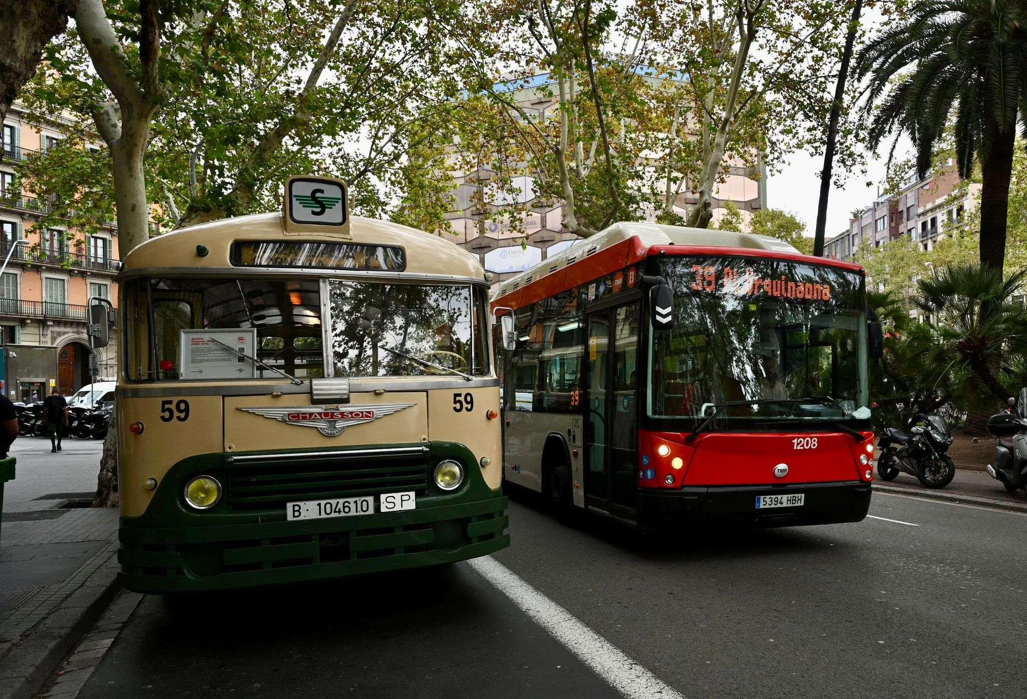 Surt a passejar per Barcelona un autobús històric pel Dia Mundial de la