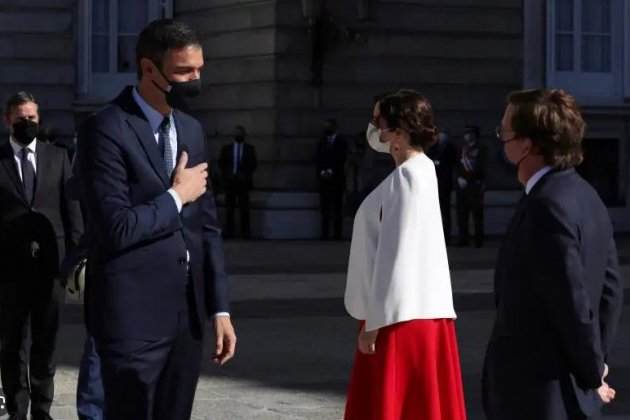Saludar con la mano en el corazón|coro, EFE Saludar con la mano en el corazón|coro, EFE
