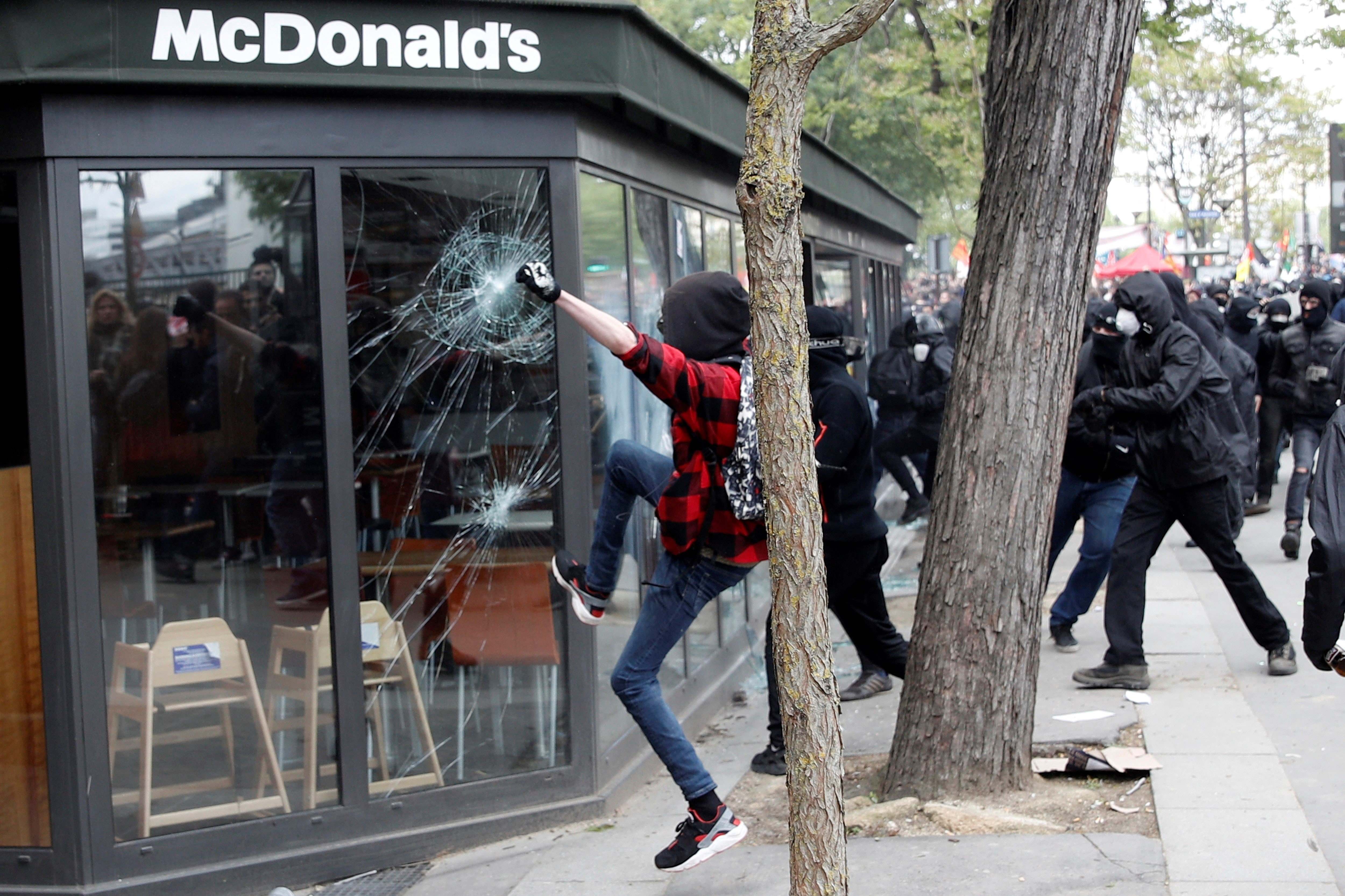 Batalla campal en la manifestación del 1 de Mayo de París
