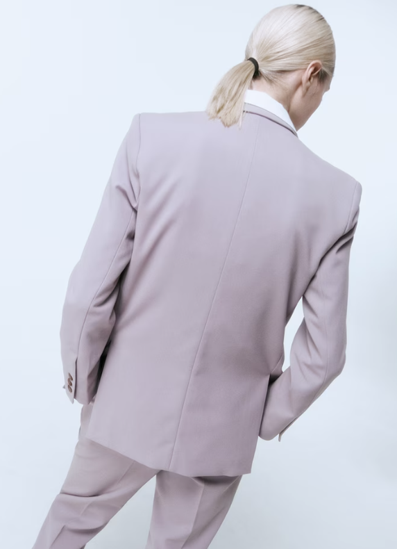 Esta temporada va a llevar el color lila como el de la nueva americana de El Corte Inglés