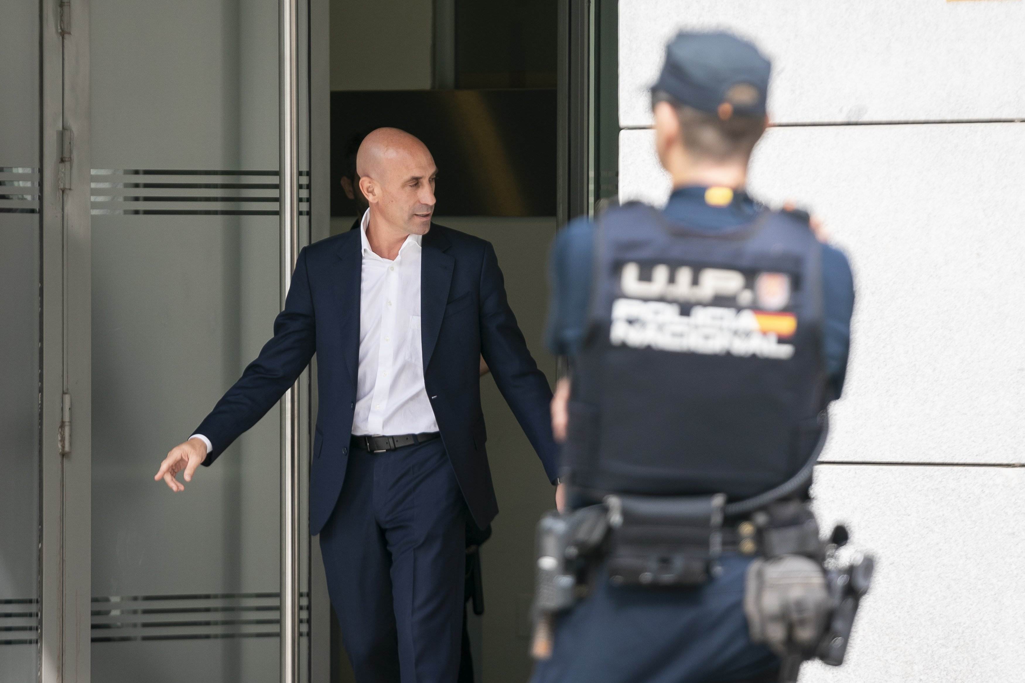 Luis Rubiales volverá el día 6 de abril y dice que no ha hecho "nunca nada mal" y que contestará a todo