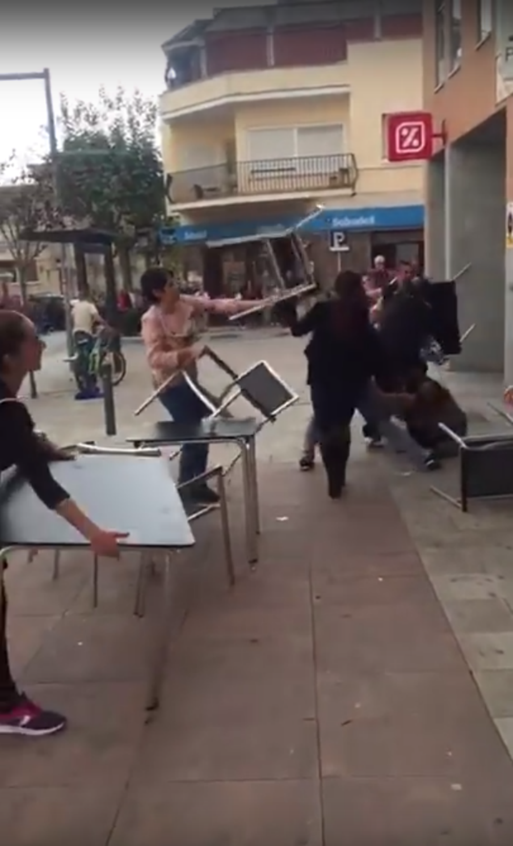 Vídeo: Una batalla campal en Piera acaba con 4 detenidos