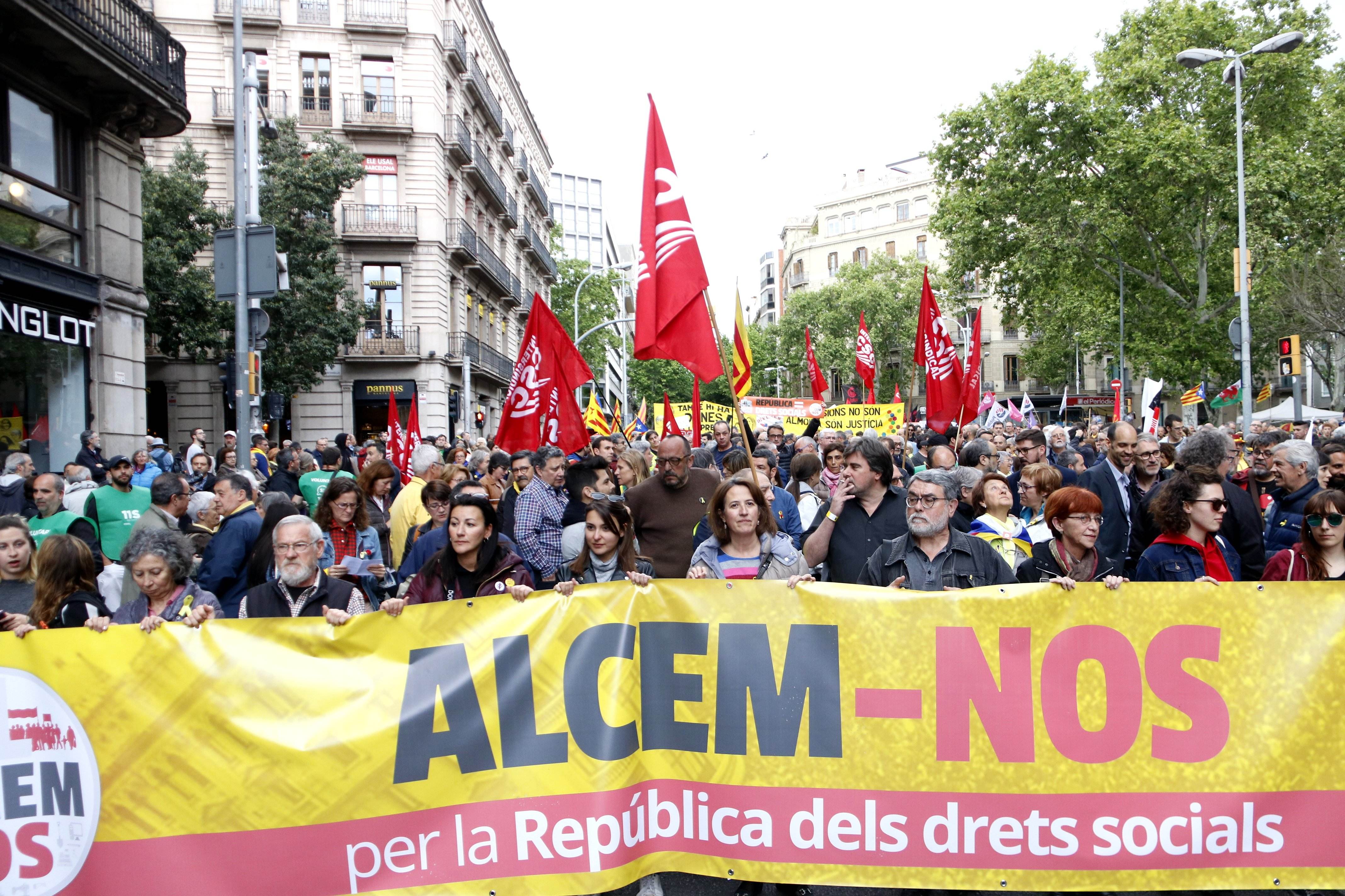 2.300 personas se manifiestan por la "República dels drets socials"