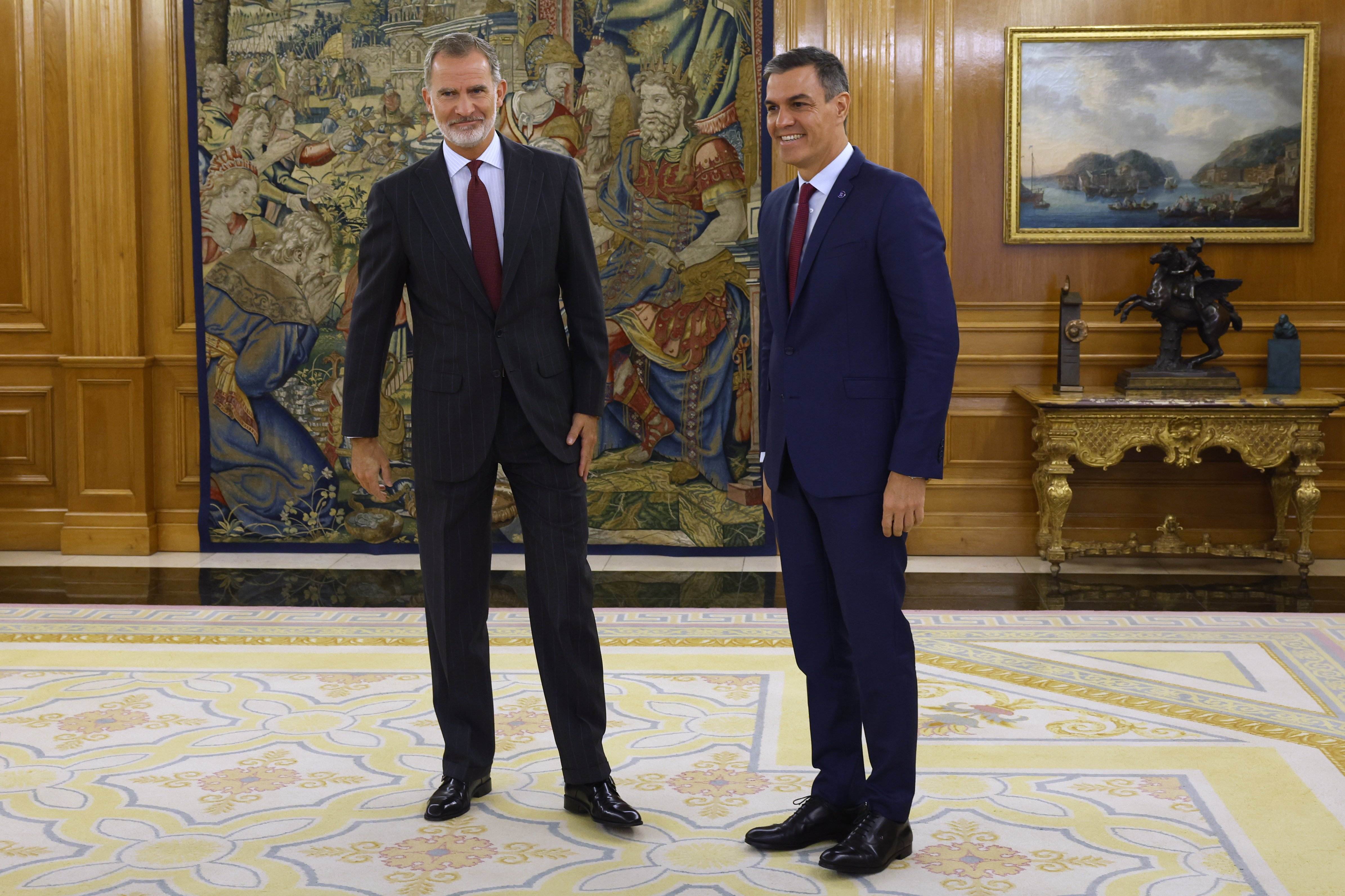 Felipe VI encarga la investidura a Pedro Sánchez a la espera de atar los votos de Junts y ERC