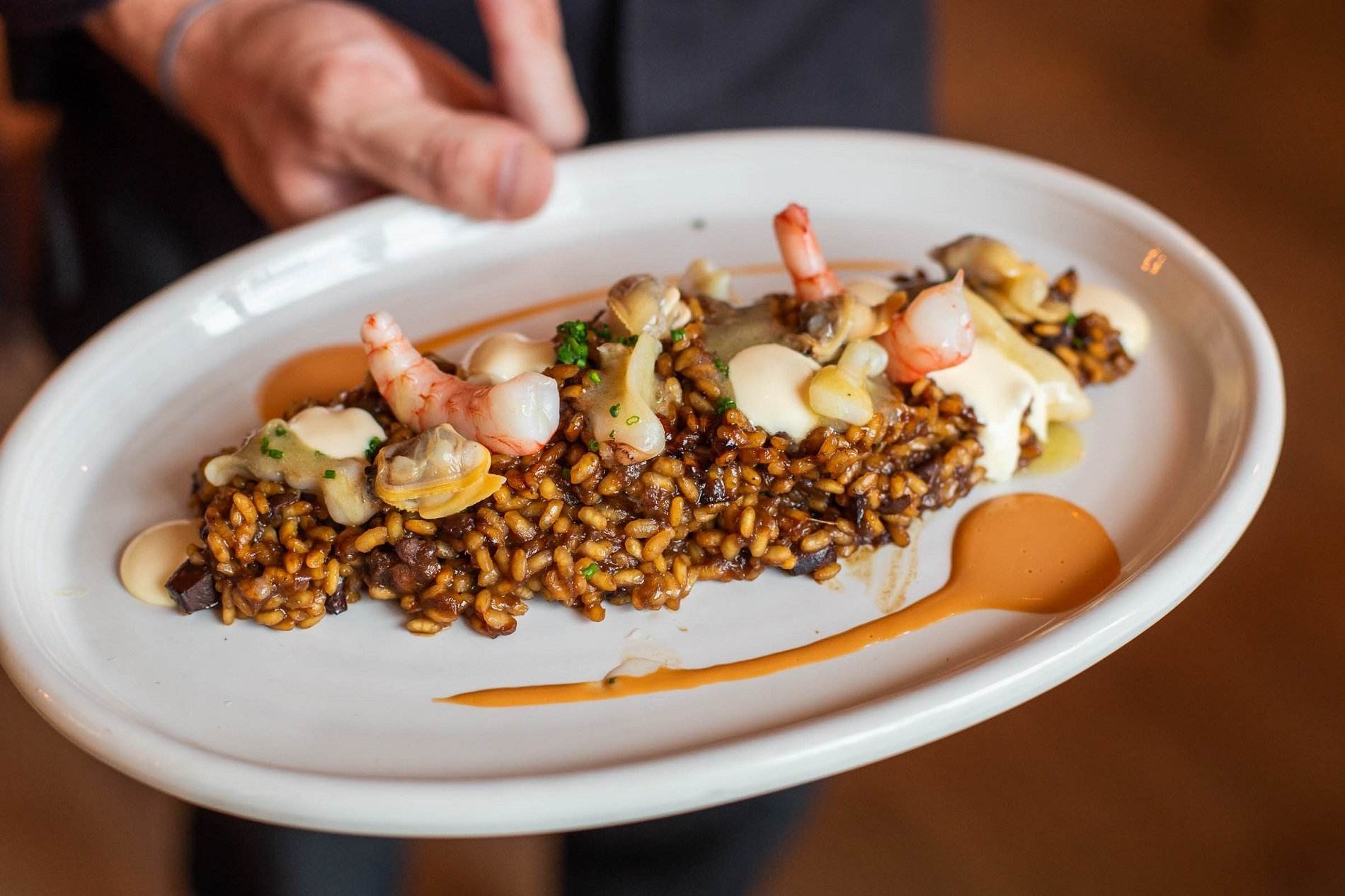 El restaurante más insolente de Gràcia con una experiencia internacional fascinante