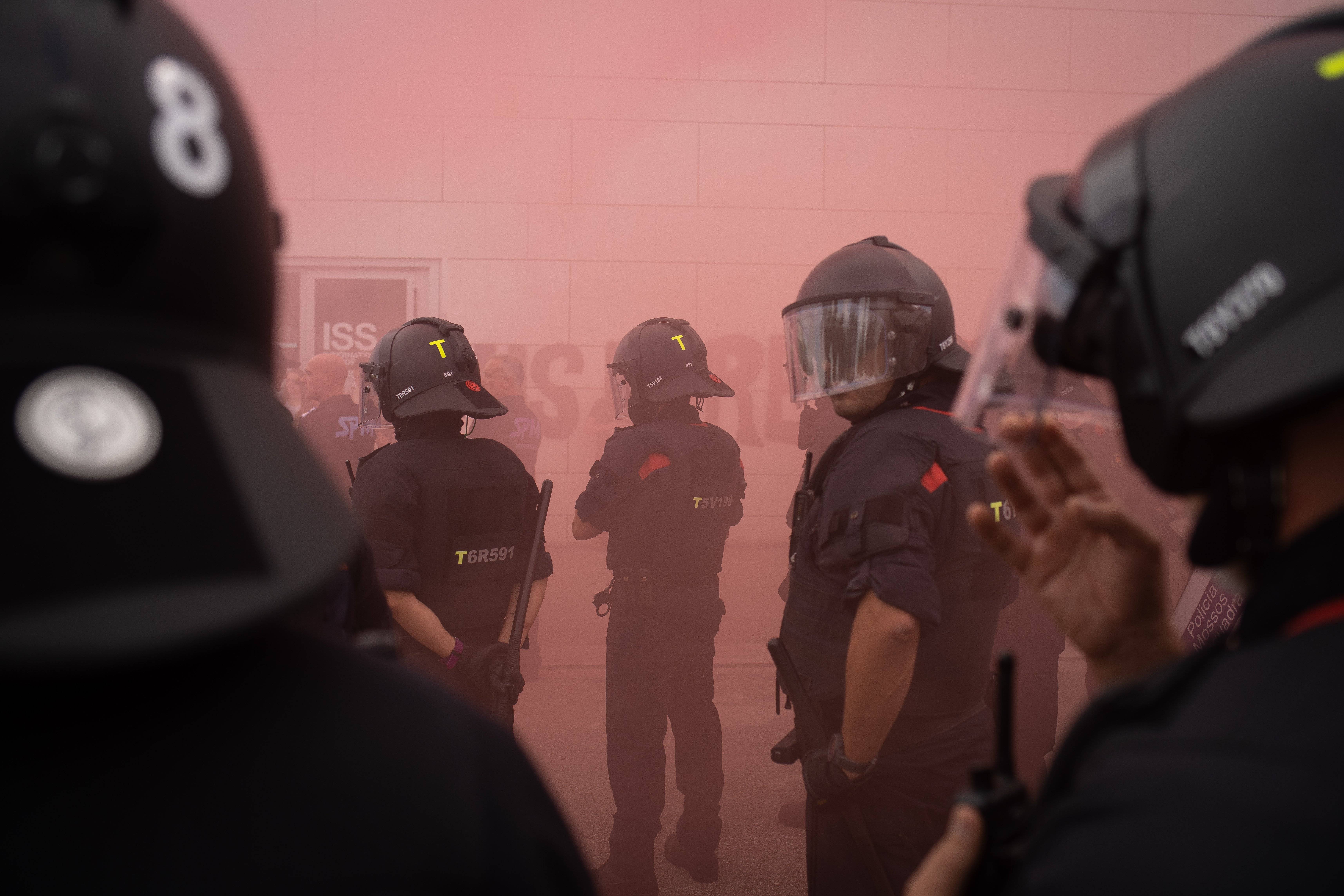 Protesta a la UAB contra els espanyolistes de S'ha Acabat! amb bombes fètides