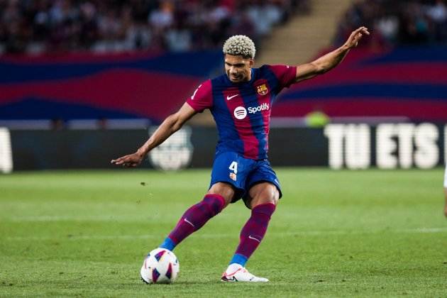 Ronald Araujo donant un passi|pas durant un passi|pas Barça / Foto: Europa Press Ronald Araujo donant un passi|pas durant un passi|pas Barça / Foto: Europa Press