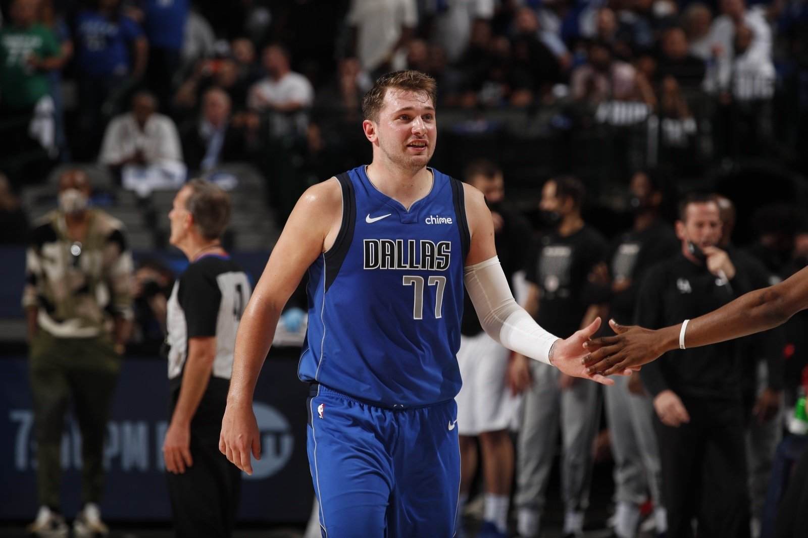 Doncic rompe la sociedad con Kyrie Irving y coloca a los Mavericks en récord