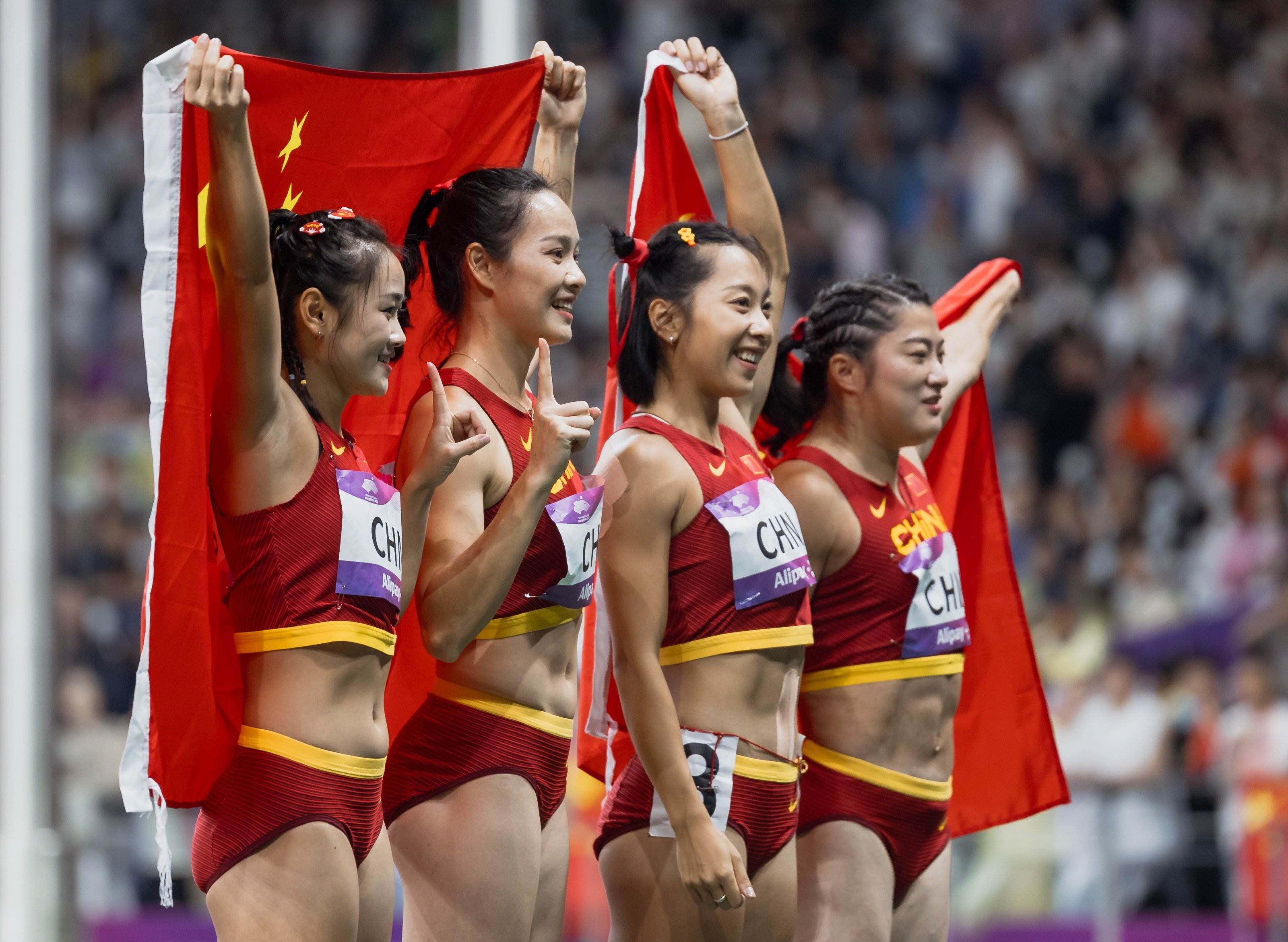 ¿Por qué China censura una fotografía donde dos atletas se abrazan?