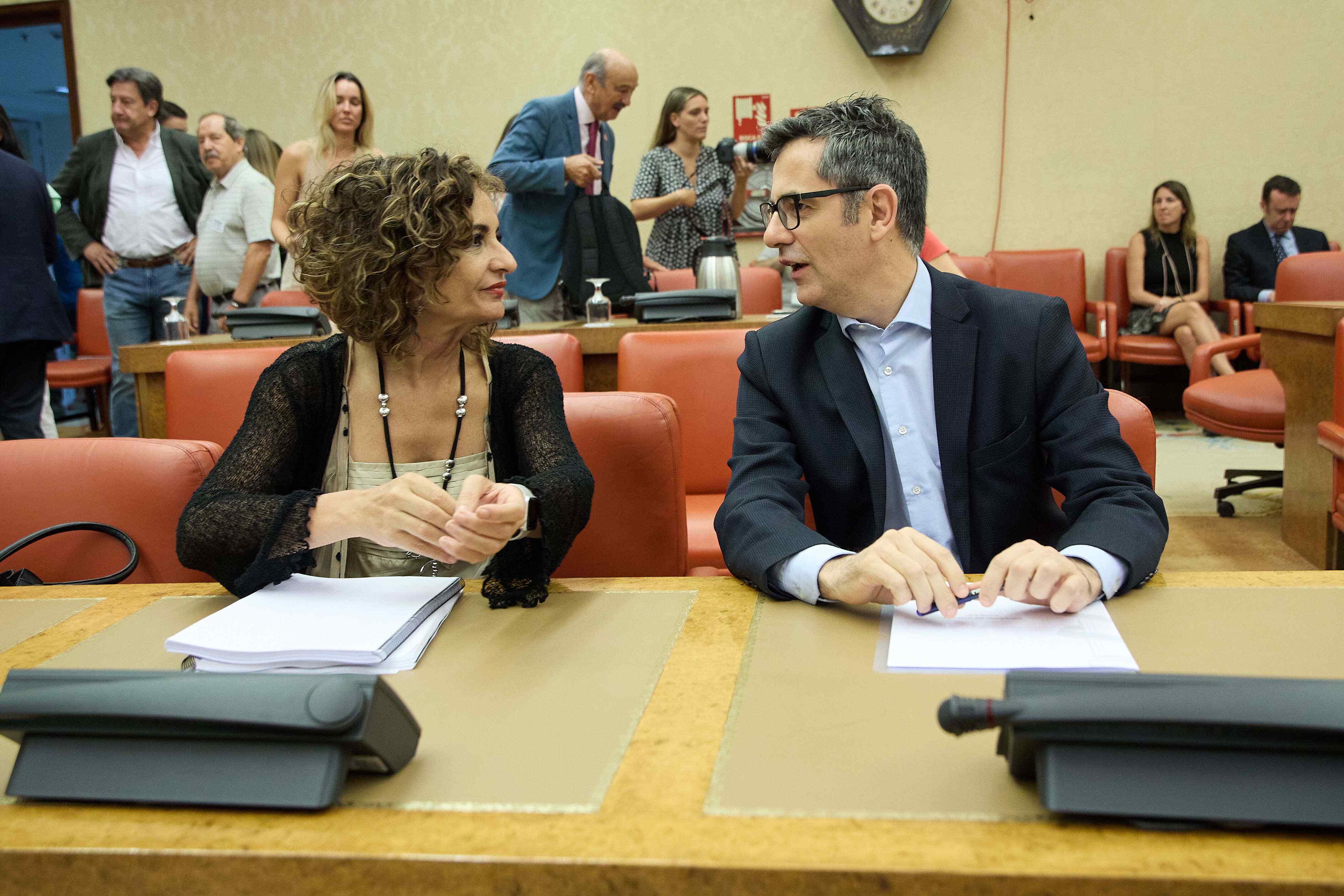 El PSOE sitúa a Bolaños y Montero al frente de las negociaciones para la investidura