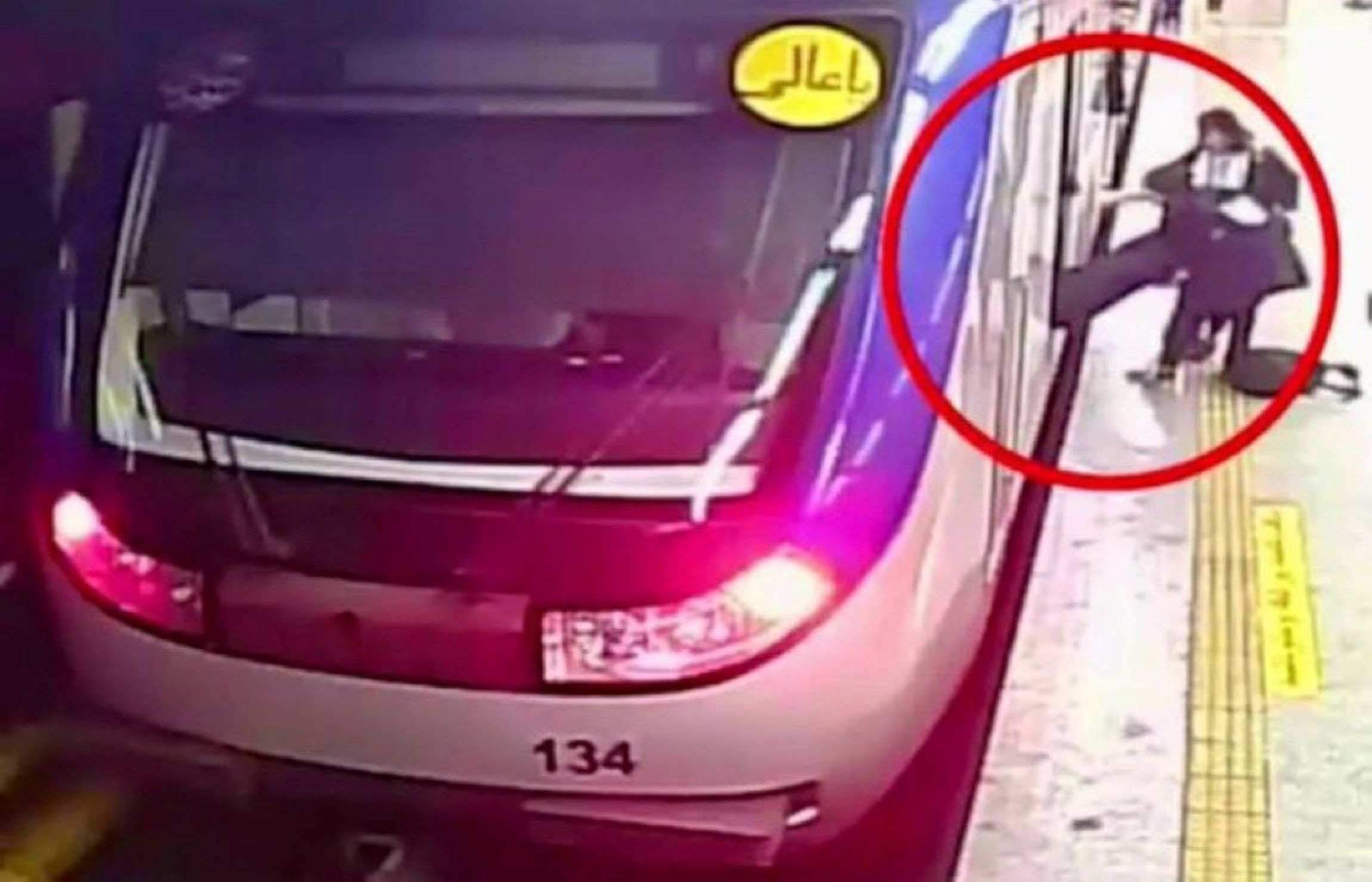 La policía de la moral de Irán deja inconsciente a una chica de 16 años por no llevar el velo