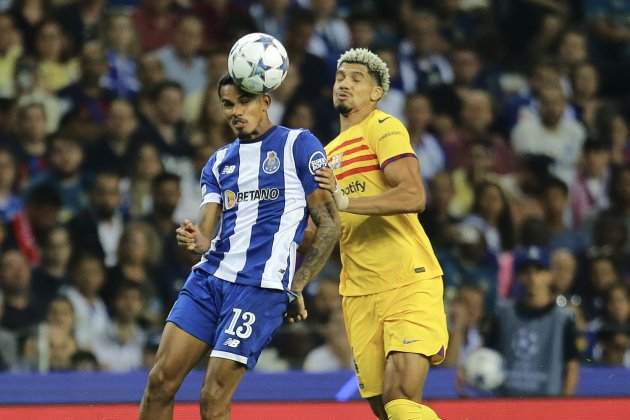 Galeno y Araujo disputando un balón / Foto: EFE