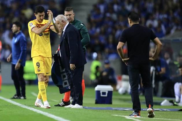 Robert Lewandowski aplaudiendo Barça / Foto: EFE Robert Lewandowski aplaudiendo Barça / Foto: EFE
