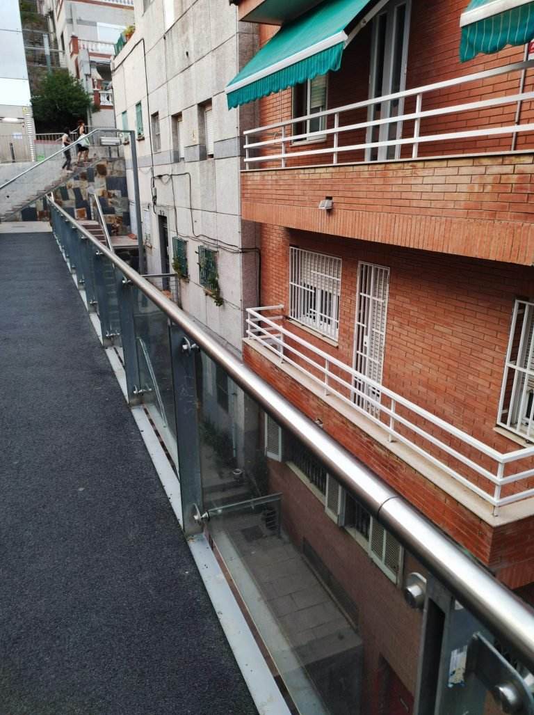 Passeres amb vistes a l’interior d’habitatges, un problema pendent de solució a Nou Barris