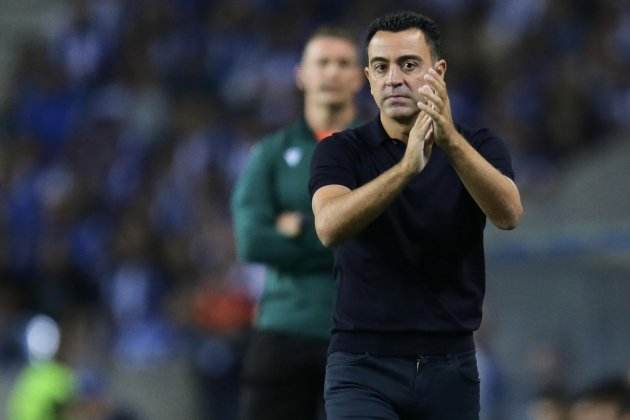 Xavi Hernández aplaudint Barça / Foto: EFE