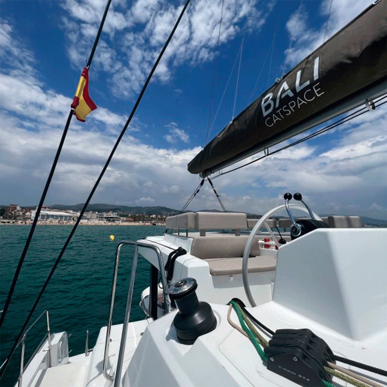 Los catamaranes también pueden ser soportes publicitarios