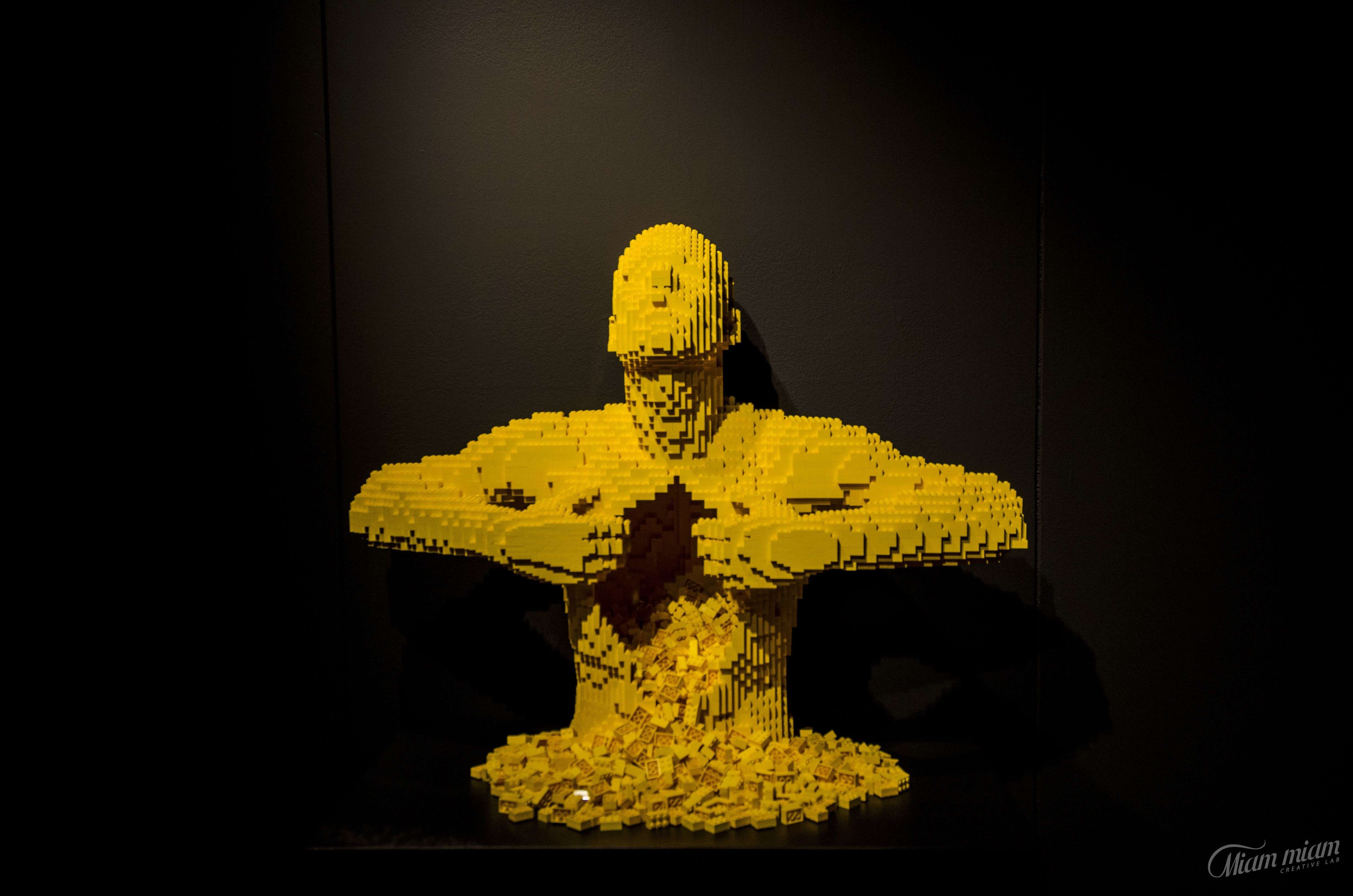 Groc. Escultura en Lego de Nathan Sawaya
