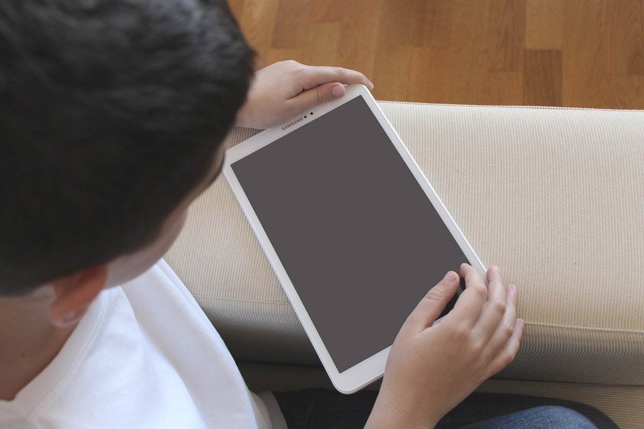 ¿Cómo podemos proteger a los más pequeños de los peligros de las pantallas? Todos los consejos