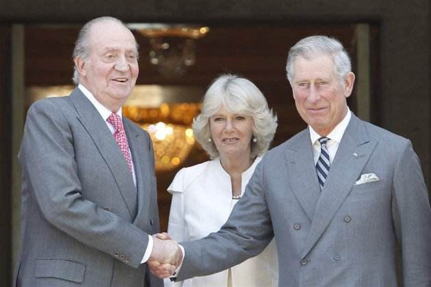 Juan Carlos estrecha la mano a Carlos III Juan Carlos estrecha la mano a Carlos III