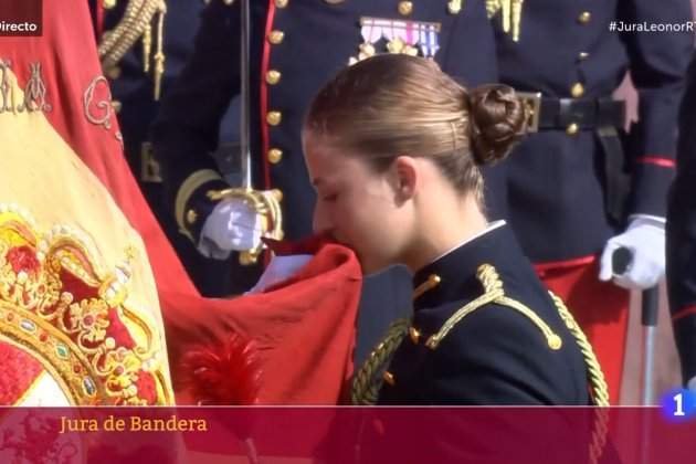 LEonor besa bandera tve