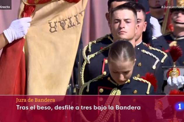 Leonor baja cabeza jura TVE Leonor baja cabeza jura TVE
