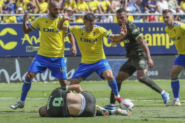 Dovbyk posible penalti Cádiz / Foto: EFE - Román Ríos Dovbyk posible penalti Cádiz / Foto: EFE - Román Ríos