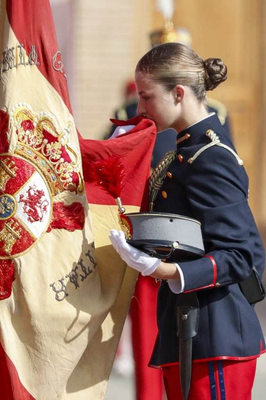 Leonor besa bandera EFE Leonor besa bandera EFE