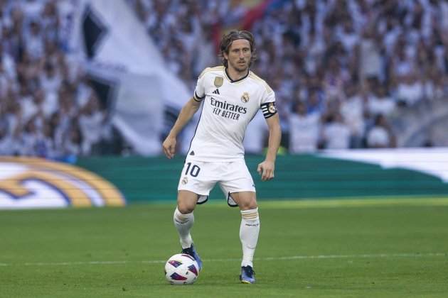 Luka Modric, controlant la pilota durant el Reial Madrid - Osasuna / Foto: EFE