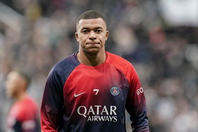 Kylian Mbappé calentando PSG / Foto: Europa Press