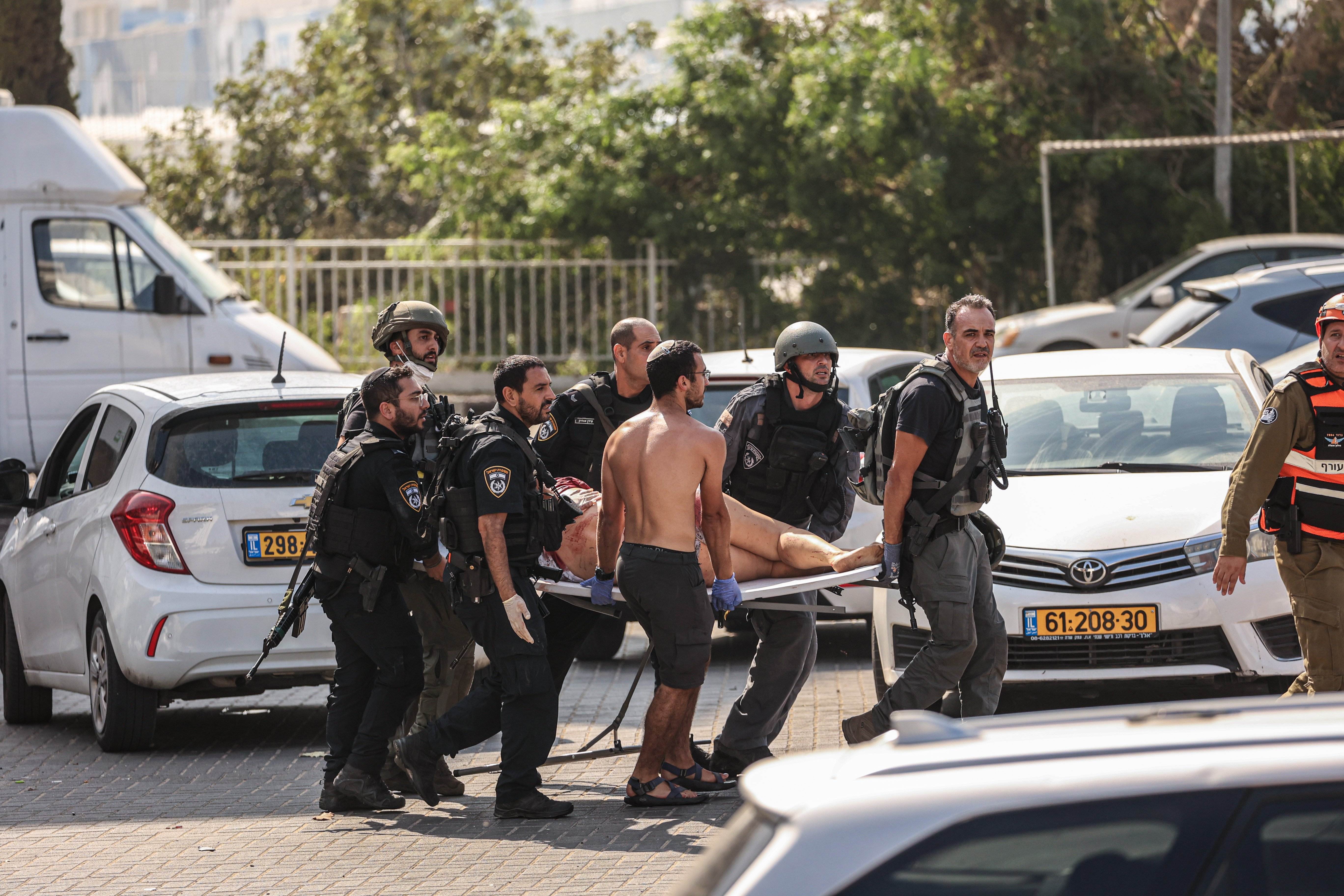 Decenas de secuestrados en Gaza: familiares llevan a la policía fotos y muestras de ADN para ayudar a identificarlos