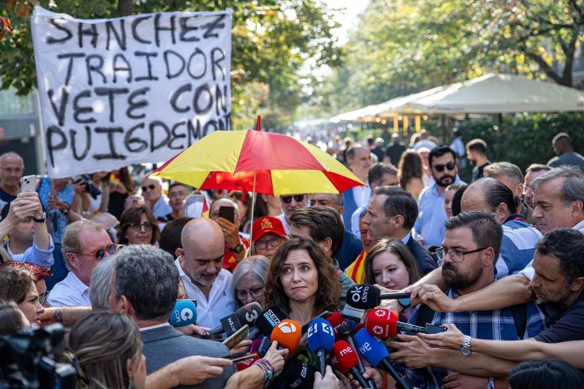 Ayuso vuelve a desafiar a Sánchez, ahora recortando las leyes trans y LGTBI de Madrid