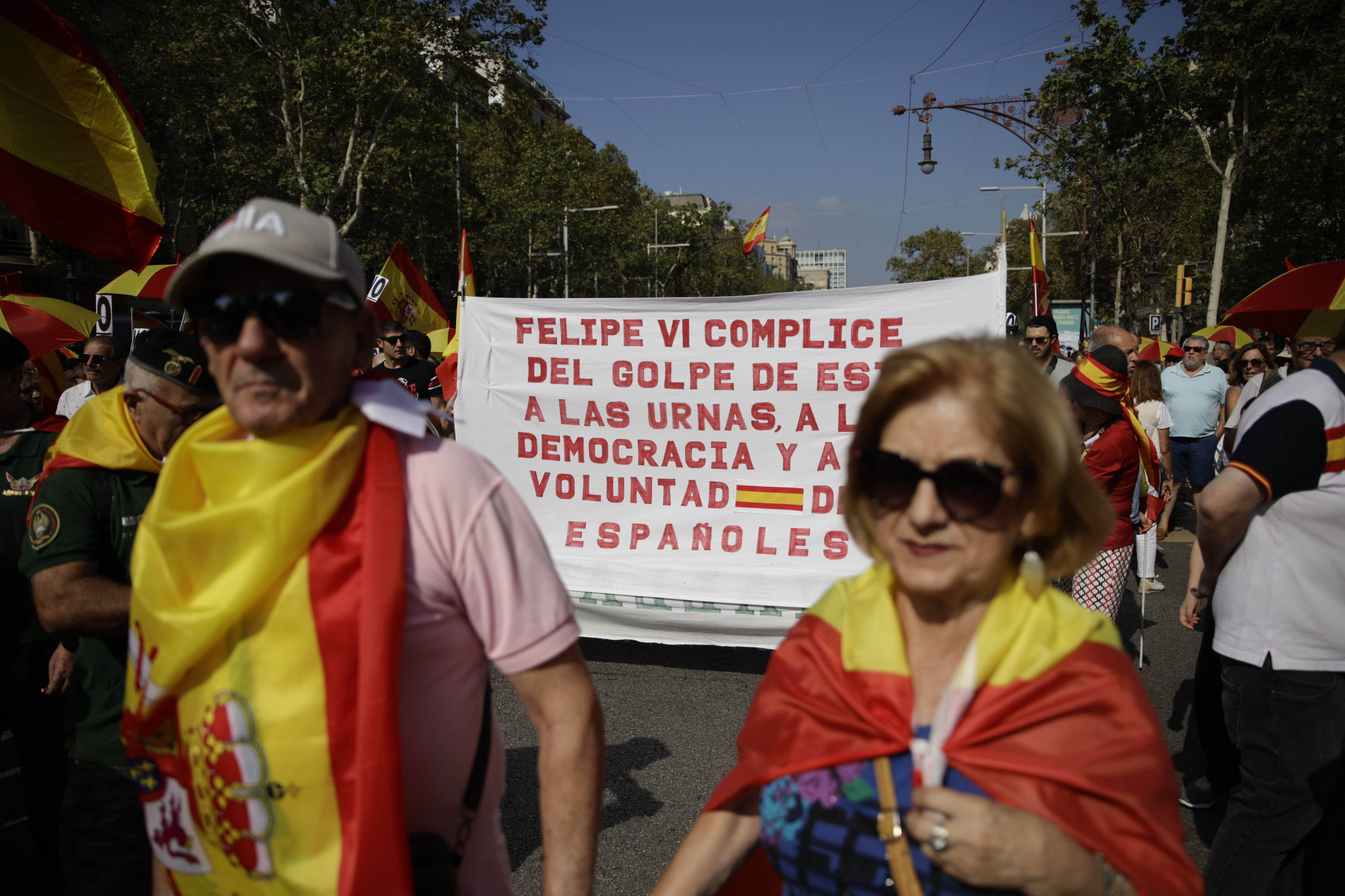 Felipe VI también recibe en la manifestación españolista: "Cómplice del golpe de Estado"