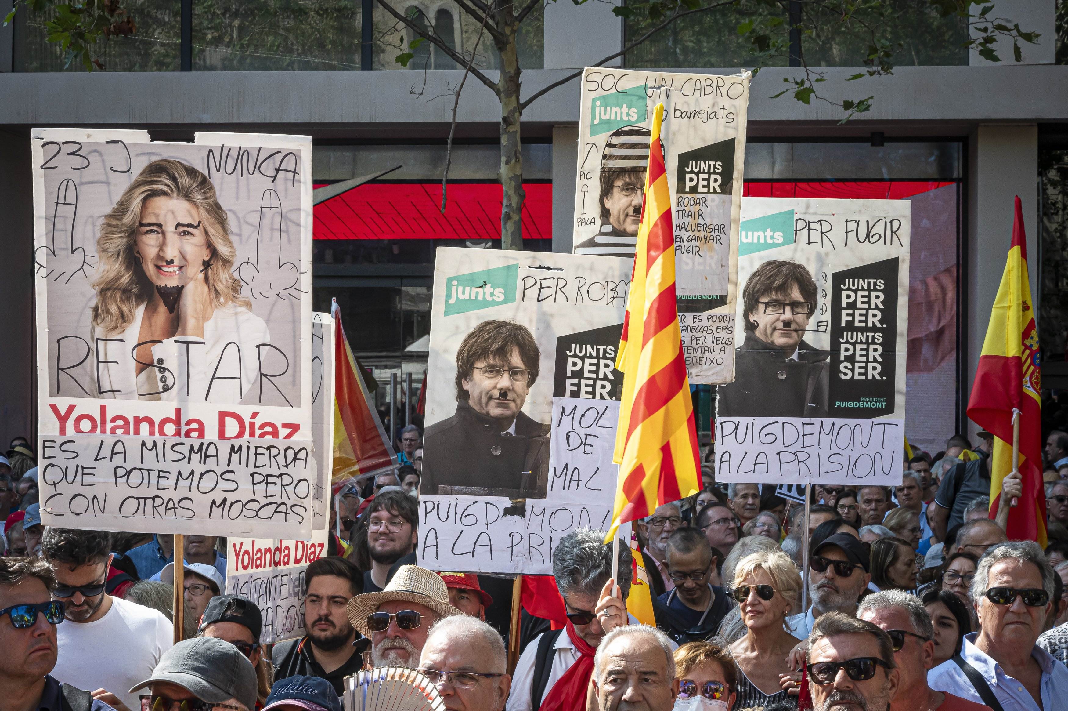 El españolismo pasea su odio a Puigdemont por las calles de Barcelona