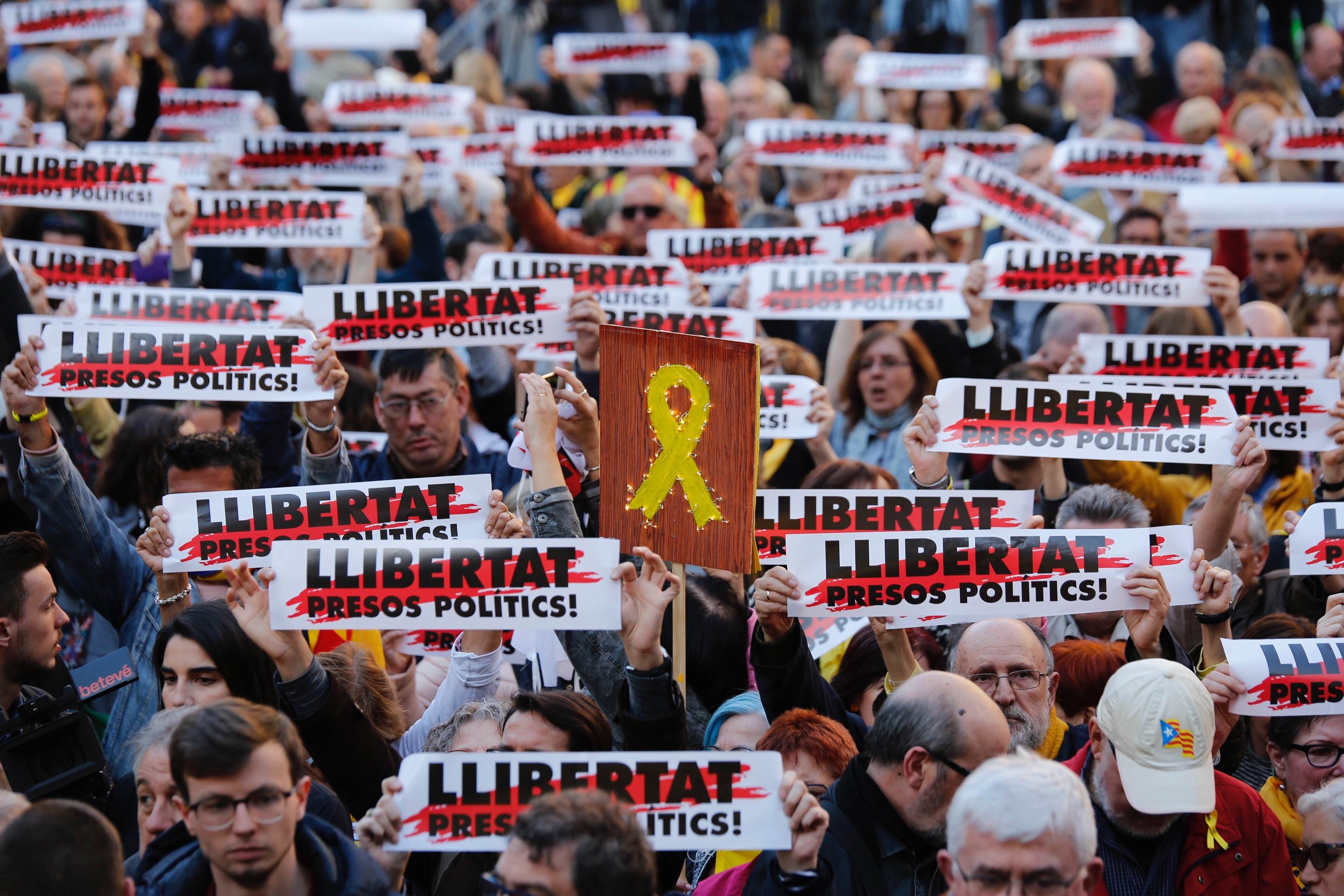 Familias de escuelas catalanas exigen en un manifiesto la liberación de los presos