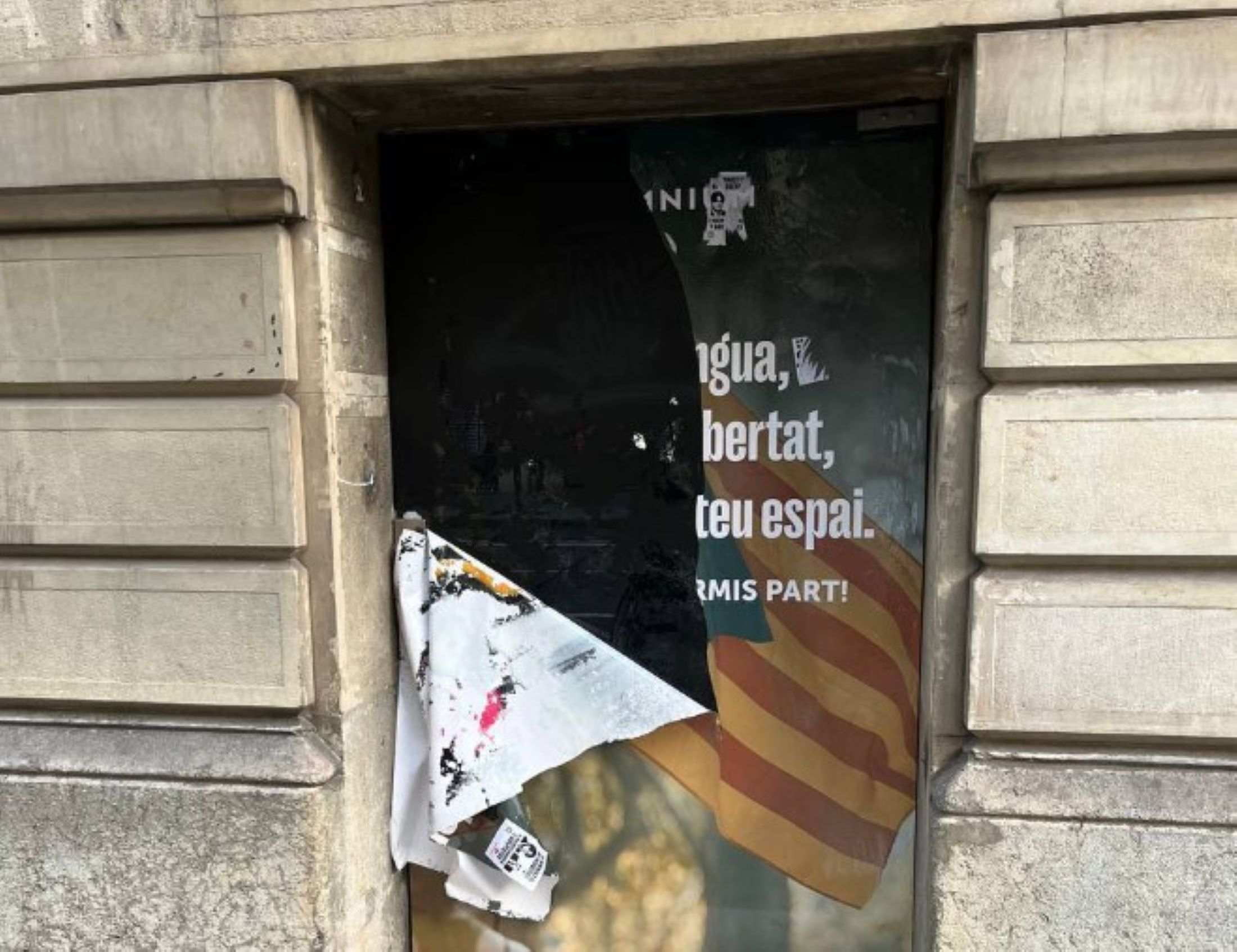 Atac espanyolista a la seu d'Òmnium Cultural a Barcelona
